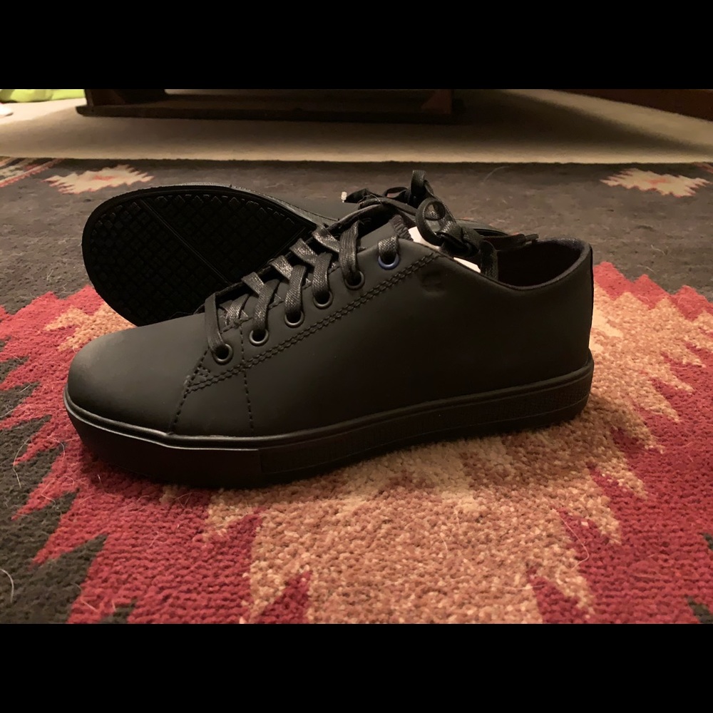 Non slip work shoes
